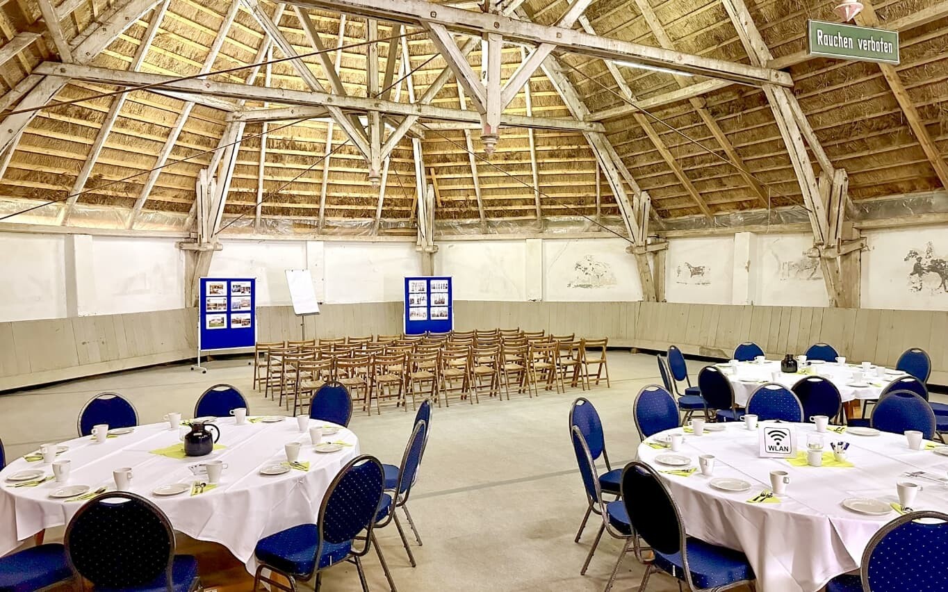 reithalle_bu_hne_reihe_runde_tische__2__kopie