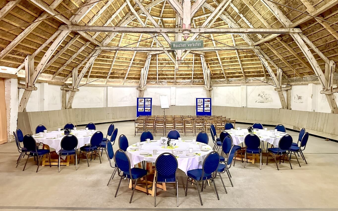 reithalle_bu_hne_reihe_runde_tische__1__kopie